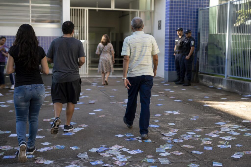 Santinho no chão não é folclore eleitoral